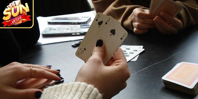 Cách Xào Bài Chuyên Nghiệp Và Bí Quyết Làm Chủ Ván Bài 2 Overhand Shuffling - Phương pháp này mang lại sự mượt mà